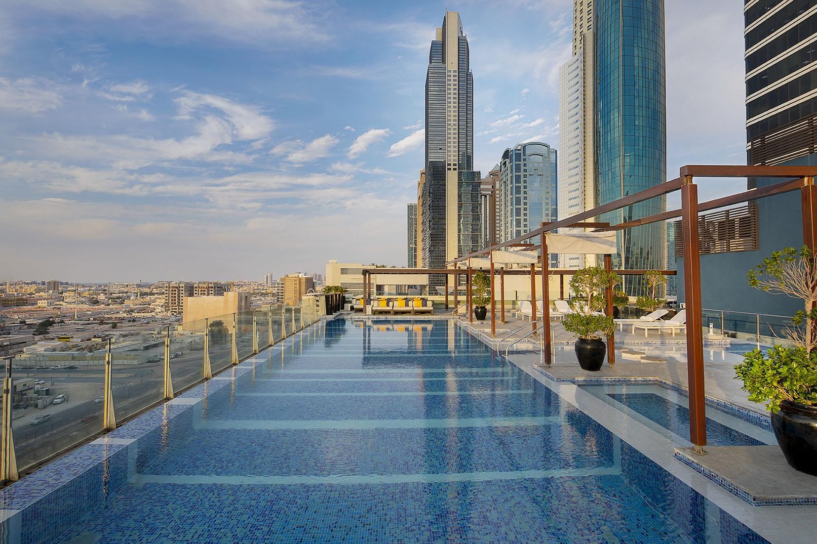 1 uvodni fotka voco dubai pool 01