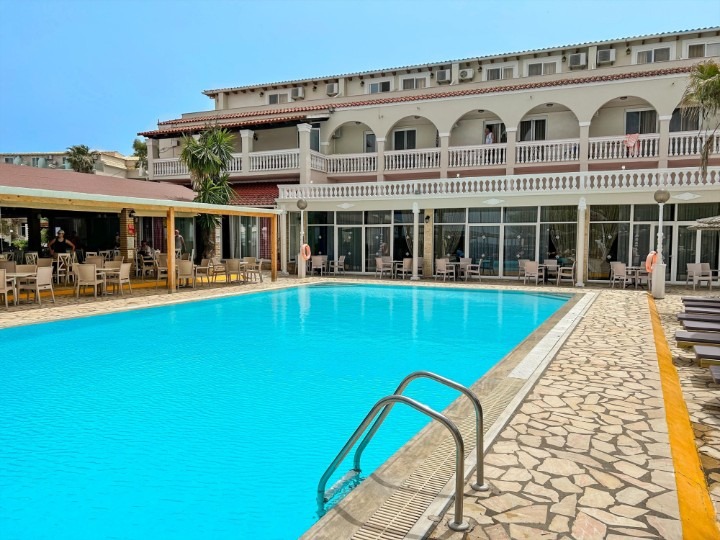 hlavni budova s recepci 179