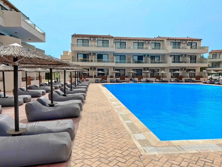 lehatka u bazenu 179