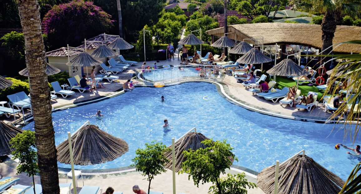 Hotel Can Garden Beach s bungalovy obklopenými zelení v Turecku.