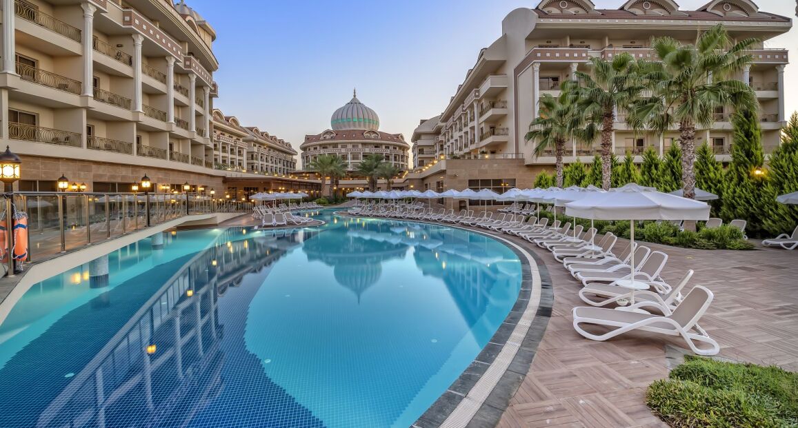 Kirman Hotels Belazur Resort & Spa s bazénem a pláží
