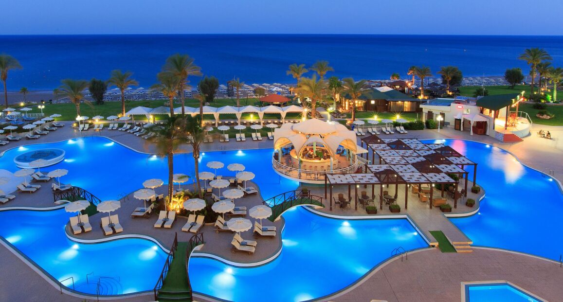 Hotel Rhodos Palladium přímo u pláže s moderní architekturou