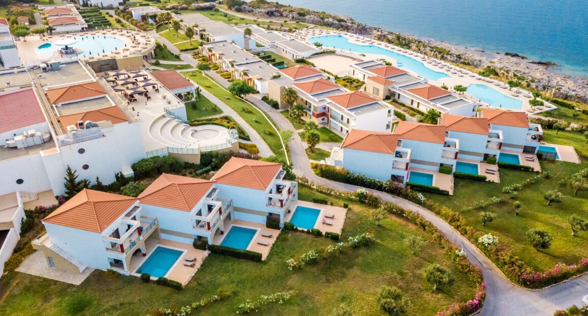 Kresten Royal Euphoria Resort na ostrově Rhodos s výhledem na moře.