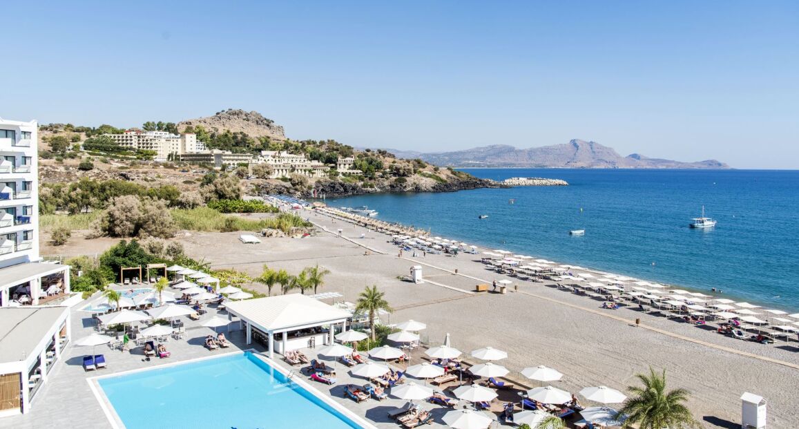 Hotel TUI BLUE Lindos Bay přímo na pláži s výhledem na moře.