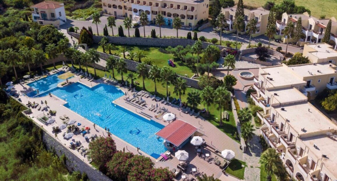 Almyrida Village & Waterpark s bazénem a výhledem na moře