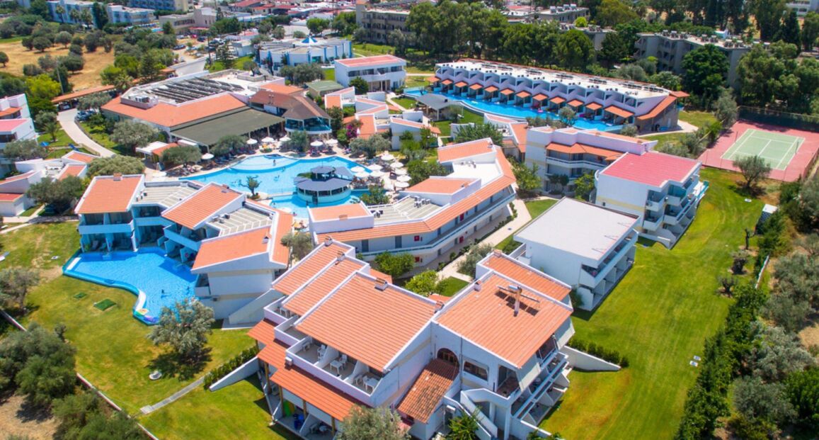 Hotel Lydia Maris na ostrově Rhodos s krásným bazénem a blízkostí pláže.