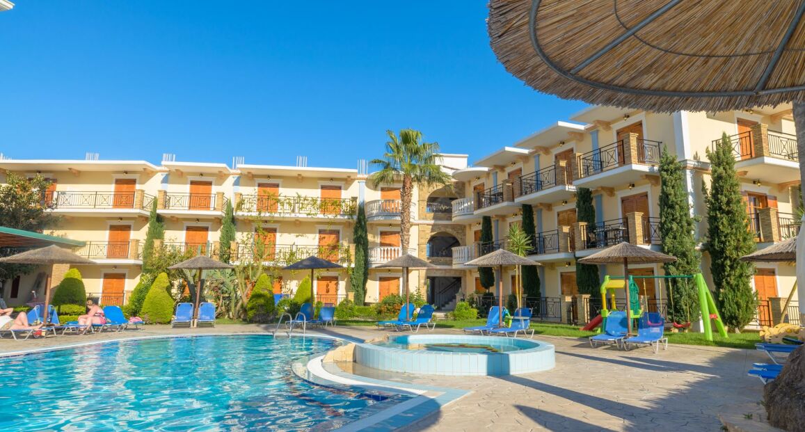 Hotel Plaza Pallas v letovisku Zakynthos s výhledem na bazén.