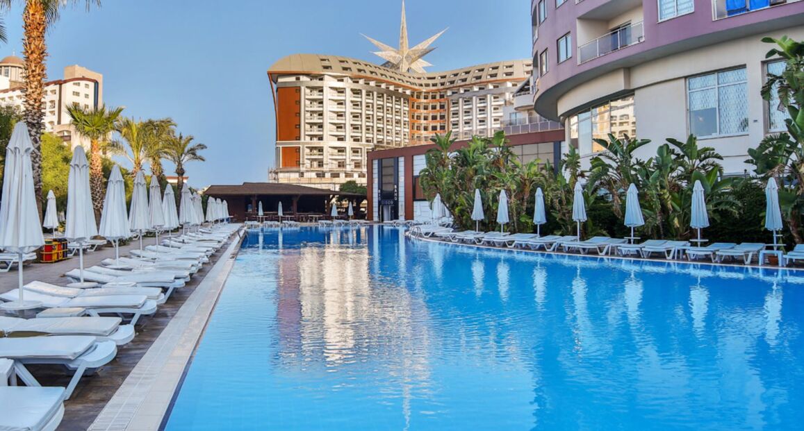 Hotel Saturn Palace Resort v Turecku s výhledem na moře.