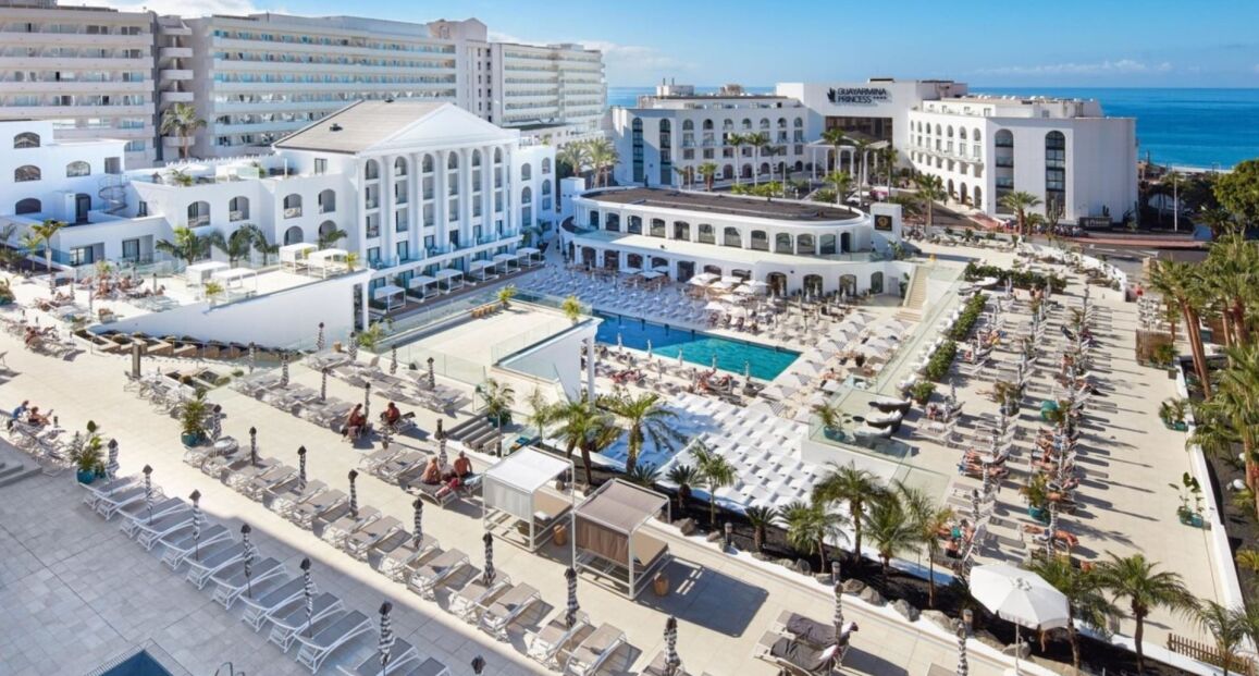 Hotel Princess Inspire na Tenerife s bazénem a výhledem na moře.