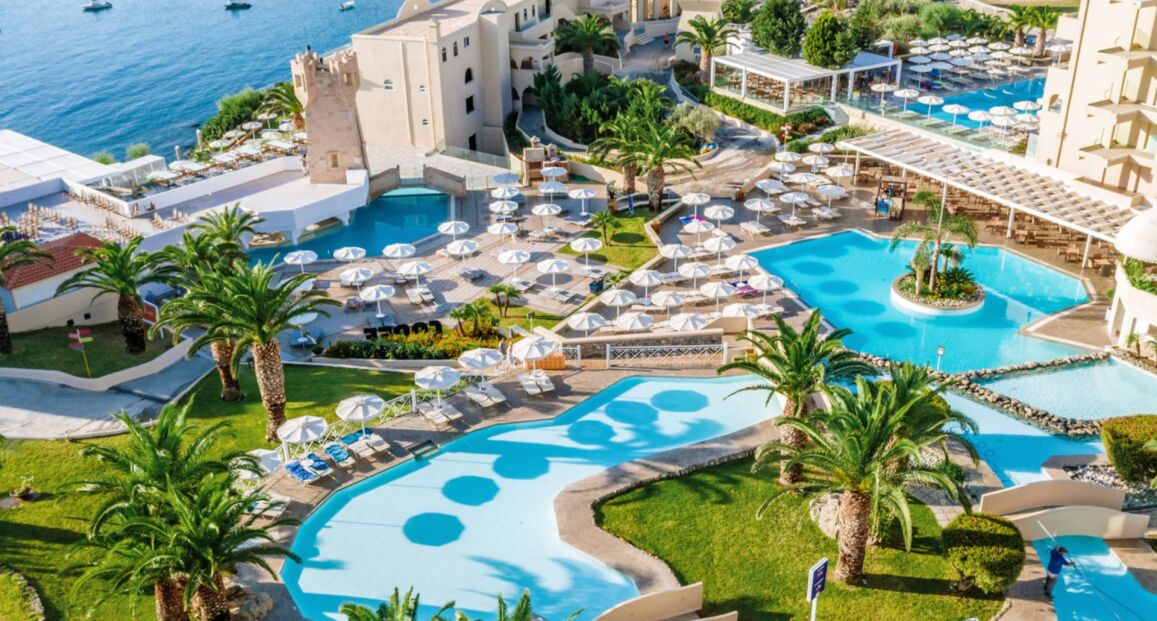 Hotel Lindos Royal s výhledem na moře na ostrově Rhodos.