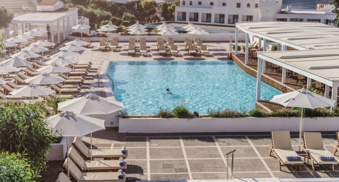 Lindos Village Resort & Spa s výhledem na moře a moderním ubytováním.