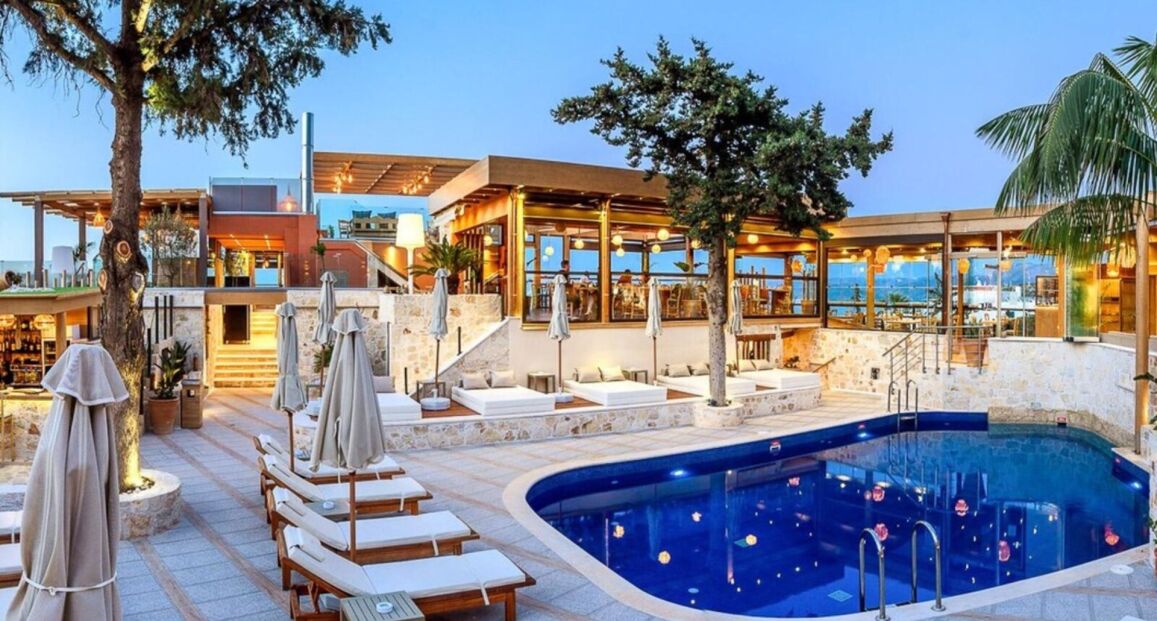 Esperides Resort na Krétě s luxusním ubytováním a soukromým bazénem.