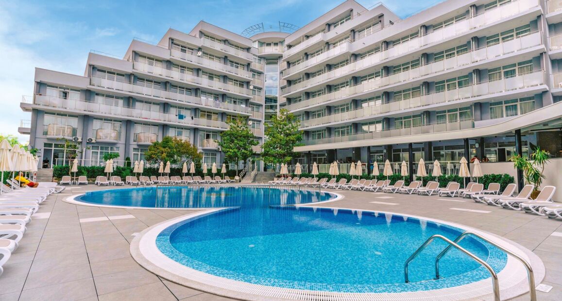 Hotel TUI SUNEO Perla v Sunny Beach s bazénem a pláží v blízkosti.