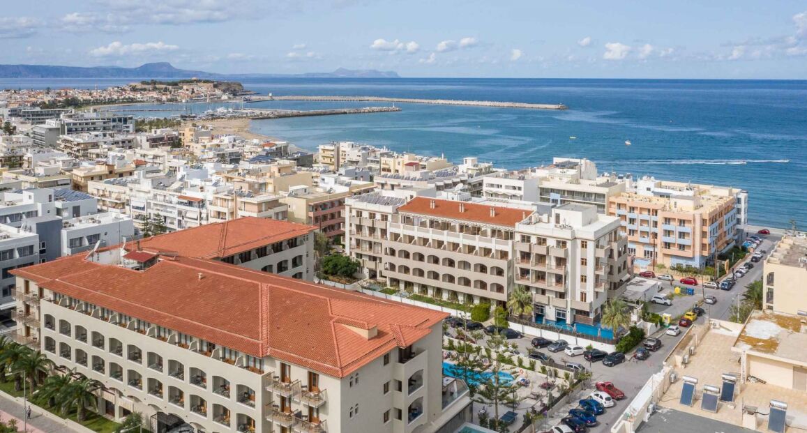 Hotel Theartemis Palace na Krétě s moderním ubytováním a wellness službami.