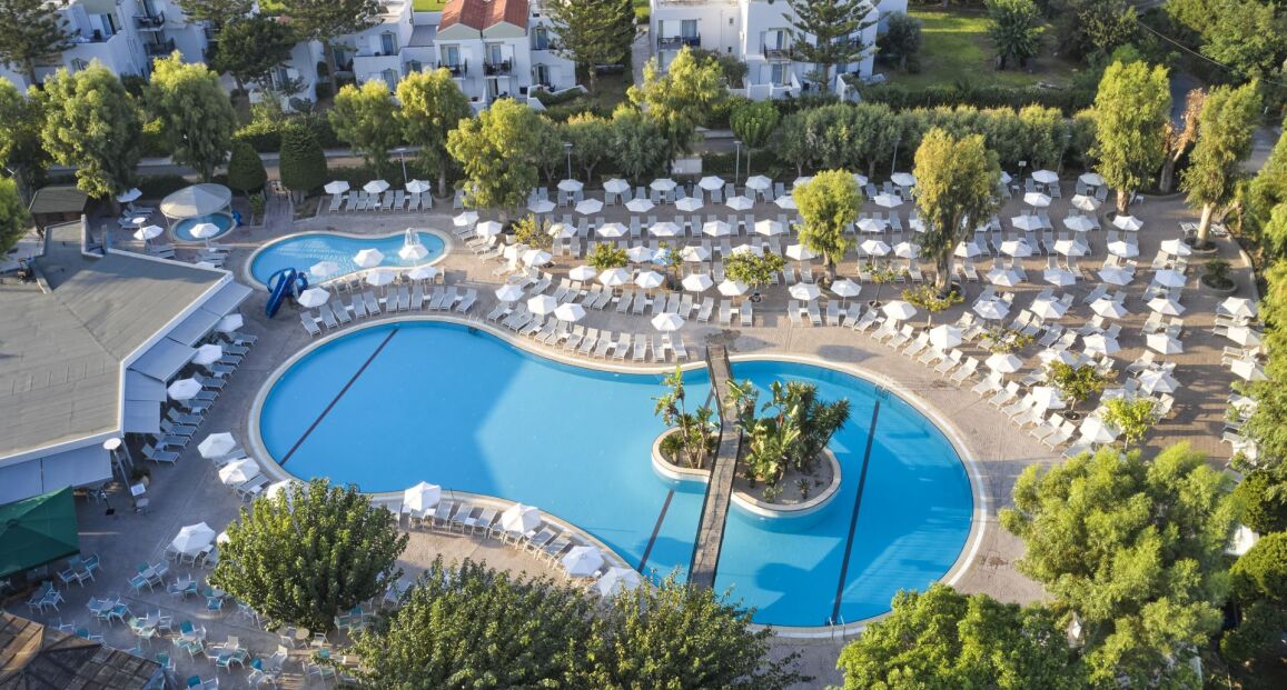 Hotel Atlantica Princess s bazénem a blízkostí pláže na Rhodosu.