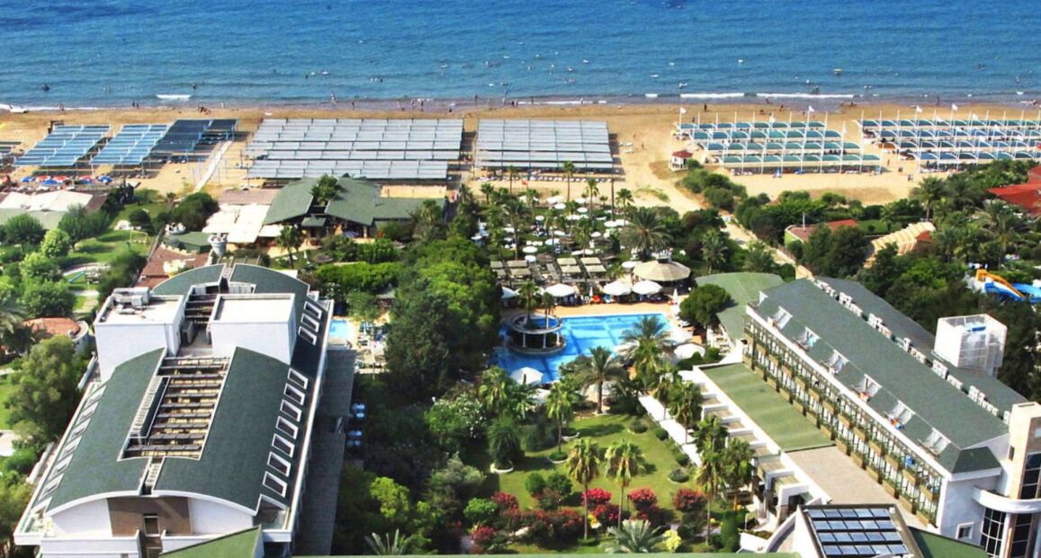 Oleander Hotel v Manavgatu s moderním ubytováním a plážovým barem.