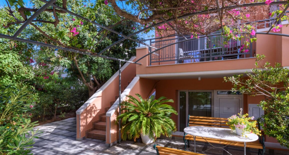 Poseidon Studios & Apartments