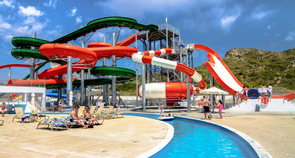 Hotel SplashWorld Sun Palace s aquaparkem a pláží v blízkosti.