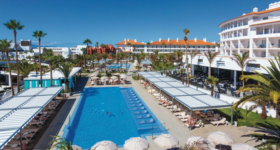 Hotel Riu Arecas v jižním Tenerife s výhledem na moře.