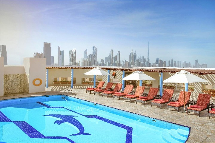 Hotel Jumeirah Rotana v Dubaji s moderním ubytováním a wellness službami.