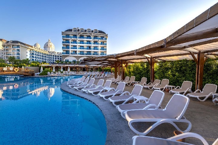 Hotel Adalya Elite Lara s písečnou pláží a bazény