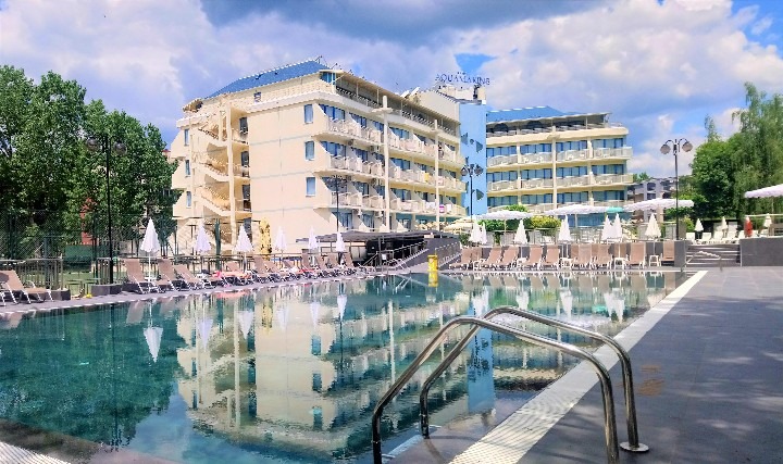 Hotel Aquamarine na Slunečném pobřeží s bazénem a blízko pláže.