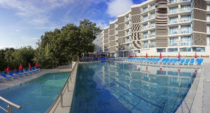 Hotel Slavey v letovisku Zlaté písky s bazénem a blízkostí pláže.