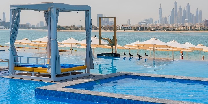 C Central Resort The Palm s výhledem na Arabské moře a Palm Jumeirah.