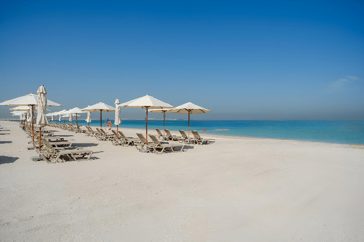 Hotel Sea Point v Dubaji s moderním ubytováním a výhledem na moře.