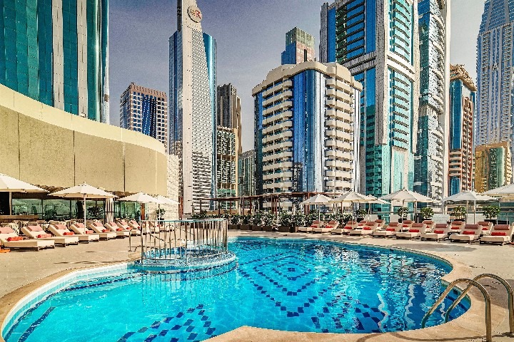 Towers Rotana Hotel v centru Dubaje s výhledem na pláž Jumeirah