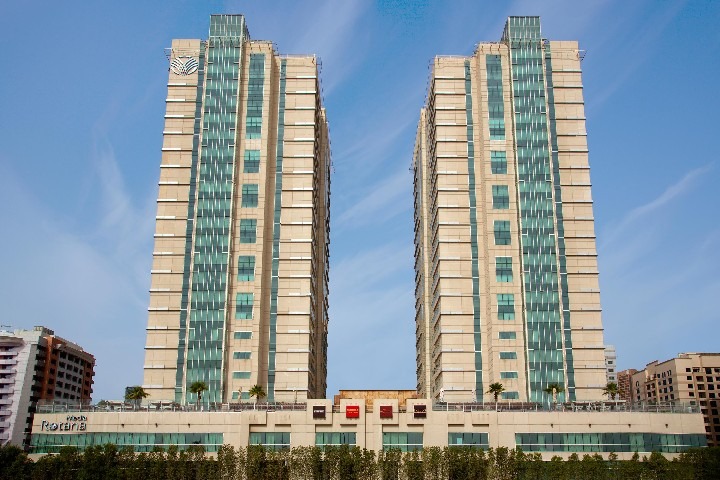 Hotel Media Rotana v moderní části Dubaje s venkovním bazénem