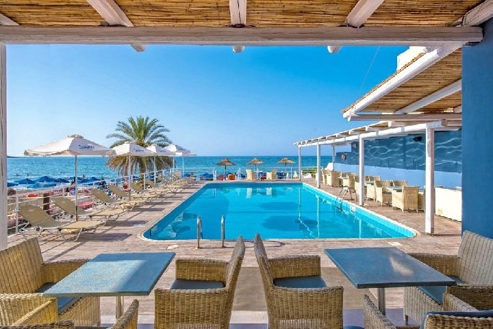 Hotel Stalis v letovisku Stalida na Krétě, blízko pláže.