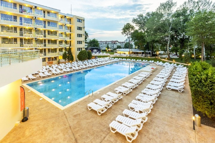 Hotel Garden Nevis v letovisku Slunečné pobřeží s venkovním bazénem