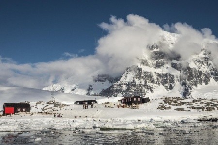 Plavba po Antarktidě s výhledem na ledovce a tučňáky.