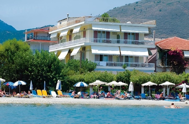 Hotel u pláže Nidri s výhledem na záliv a ostrovy