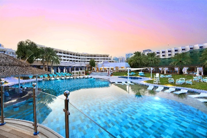 Hotel Le Meridien Abu Dhabi s výhledem na moře a zahrady.