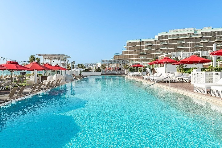 Th8 Palm Dubai Beach Resort s výhledem na moře v Dubaji.