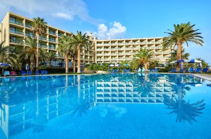 Hotel CLUB CALIMERA SIRENS BEACH u krásné pláže na Krétě.