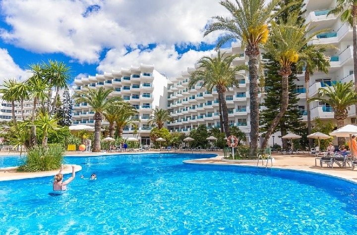 Hotel Eix Lagotel v klidné oblasti Playa de Muro na Mallorce