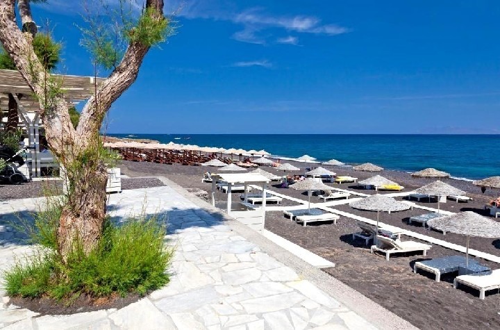 Kamarela Apartments v centru letoviska Kamari, blízko pláže.