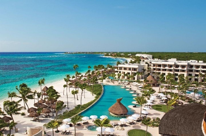 Luxusní resort Secrets Akumal Riviera Maya u pláže v Mexiku.