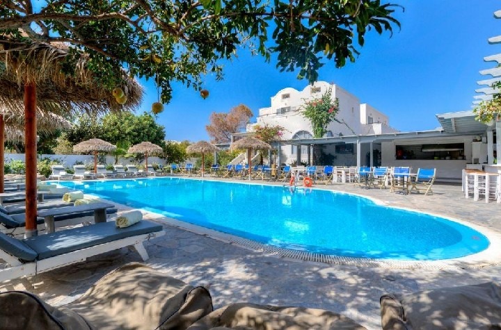 Hotel Mohitero v letovisku Kamari na Santorini s bazénem a zahradou.