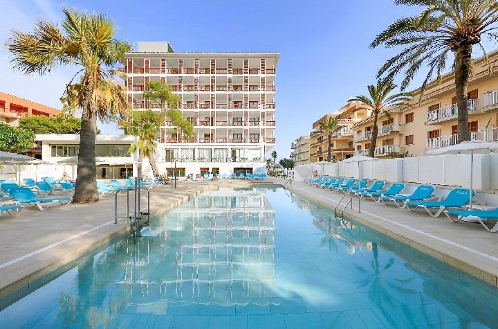 Hotel Talayot s nekonečným bazénem a blízko pláže v Cala Millor.