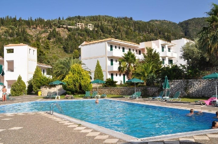 Hotel Santa Marina s panoramatickým výhledem na Agios Nikitas a moře.