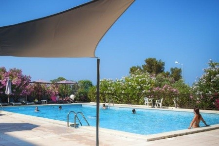 Rezidence Les Calanques s bazénem a apartmány na Korsice.