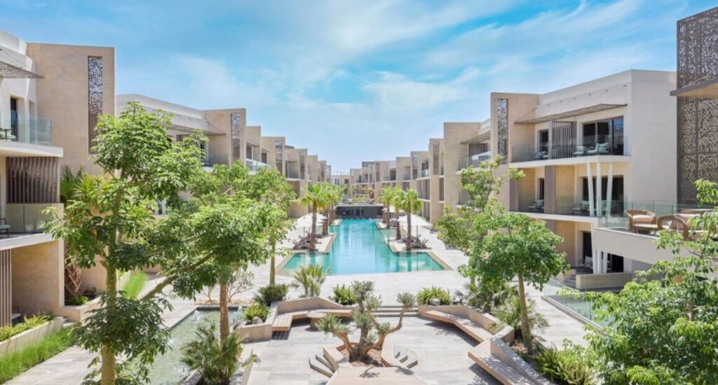 DoubleTree by Hilton Mangroovy El Gouna Resort u pláže v Egyptě.