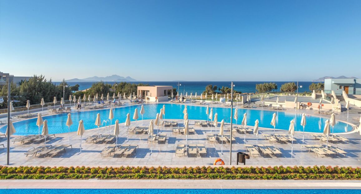 Blue Lagoon Village resort na ostrově Kos s výhledem na moře.