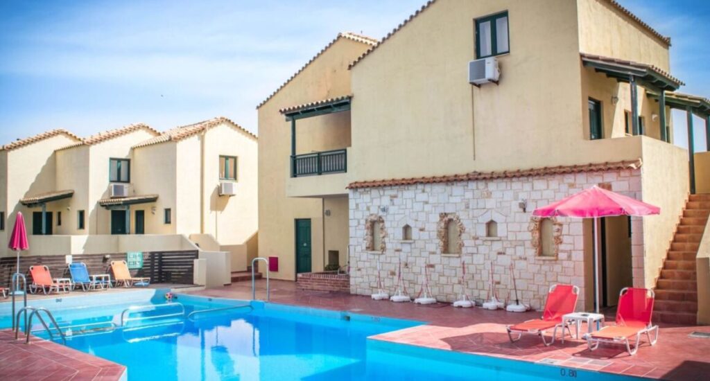 Hotel Dream Village na Krétě s venkovním bazénem a zahradou.