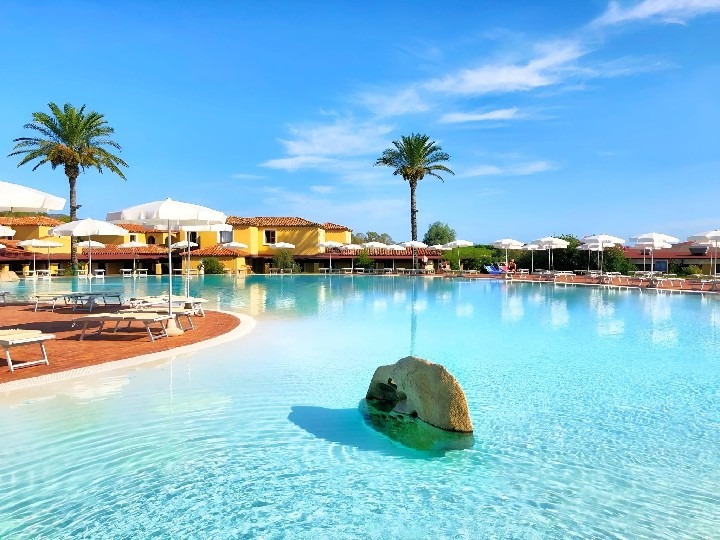 Villaggio Baia dei Pini resort na Sardinii s přístupem na pláž