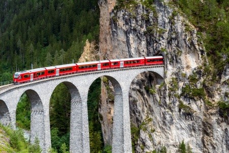 Nejlepší švýcarské železnice, města a unikátní vodopády